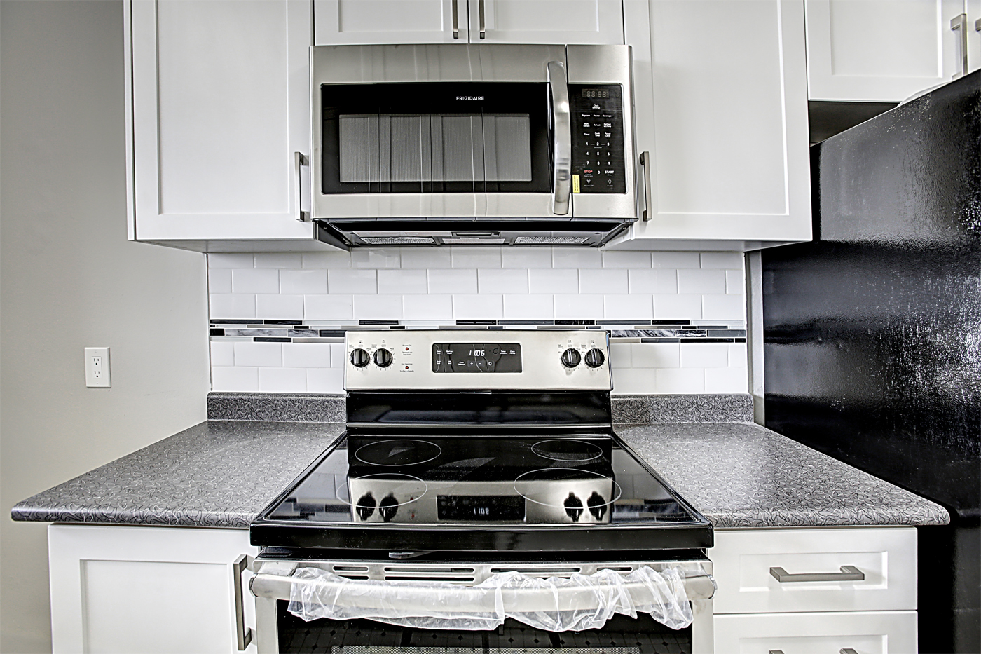 Photo 2 of 3895 Lawrence Avenue, East - Bachelor - 482 sq ft - $1449 rental property