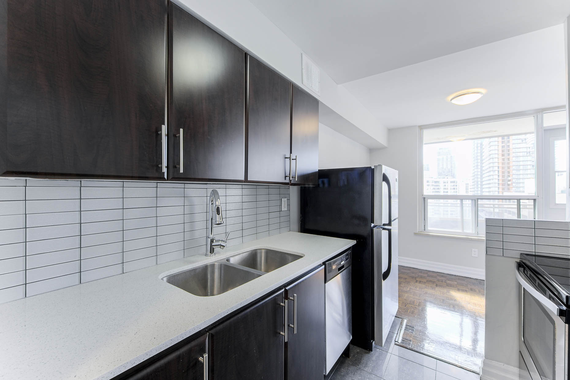 Photo 3 of 15 Dundonald Street - 2 Bedroom - 740 sq ft - $2449 rental property