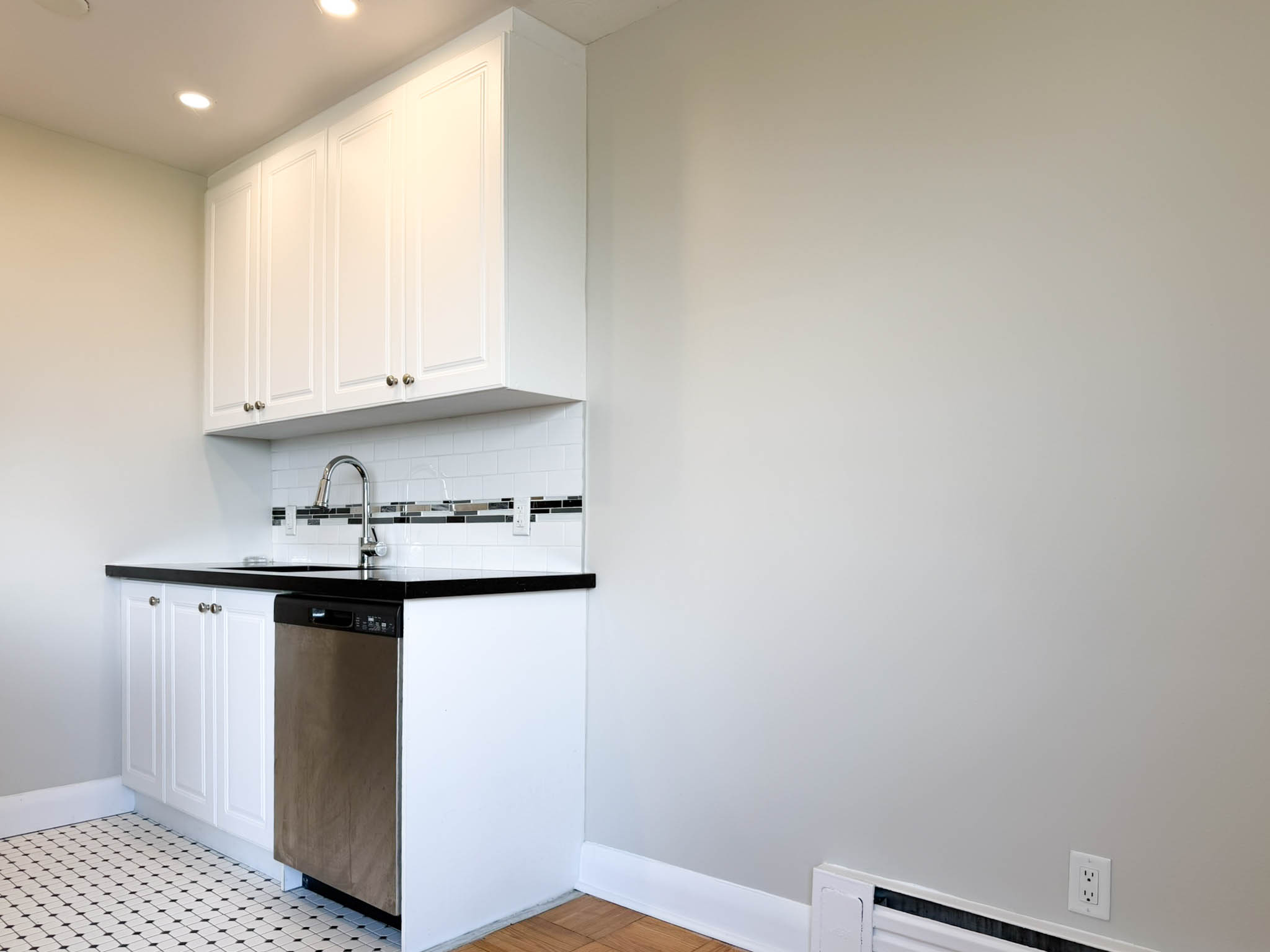 Photo 2 of 90 Jameson Avenue - Bachelor - 407 sq ft - $1579 rental property