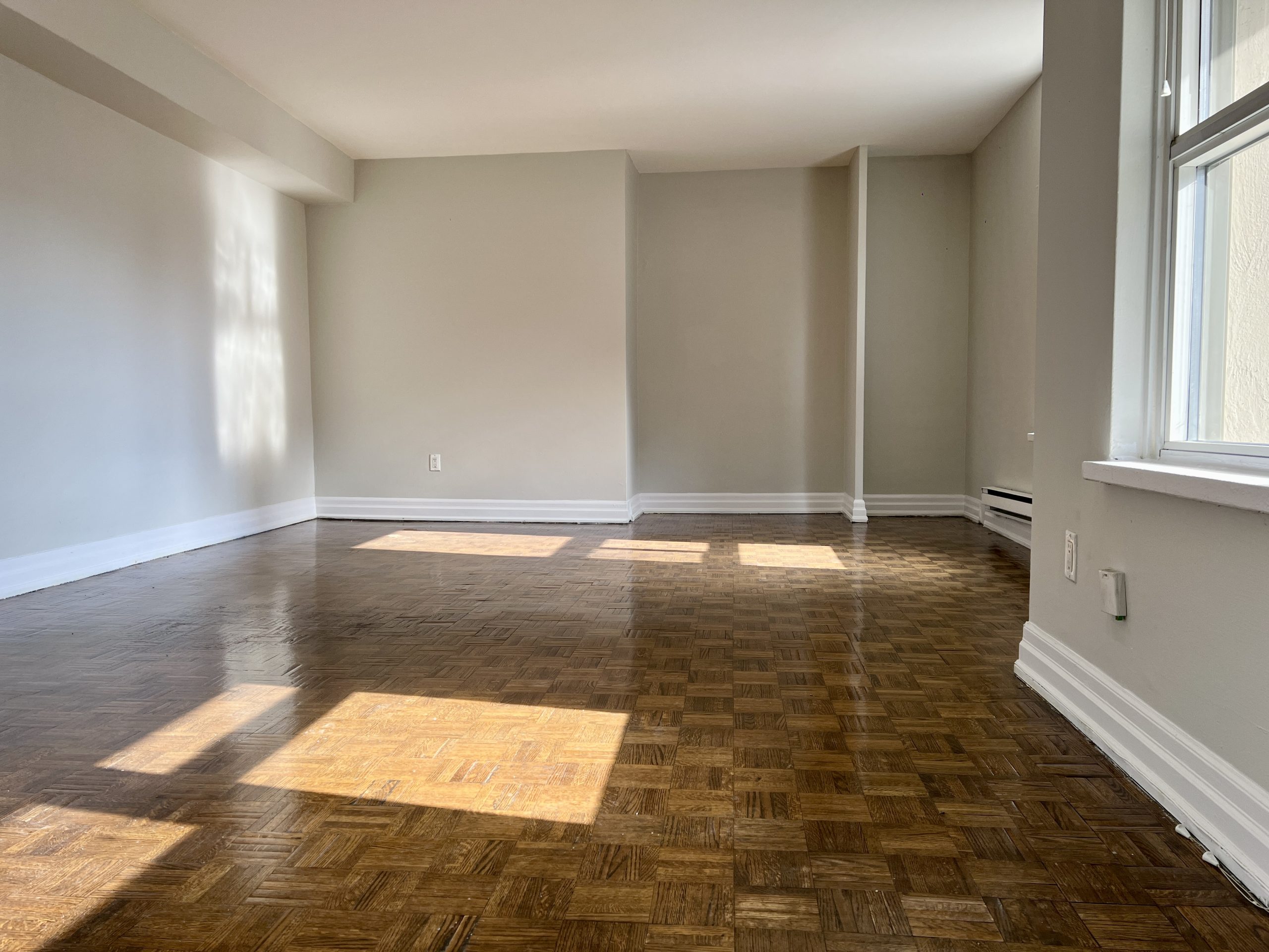 Photo 3 of 15 Dundonald Street - Bachelor - 394 sq ft - $1699 rental property
