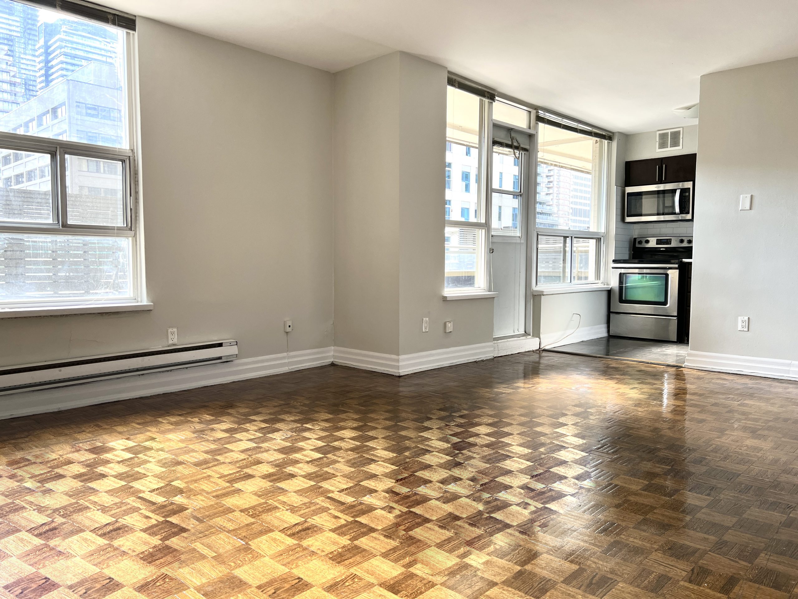 Photo 2 of 15 Dundonald Street - Bachelor - 394 sq ft - $1699 rental property