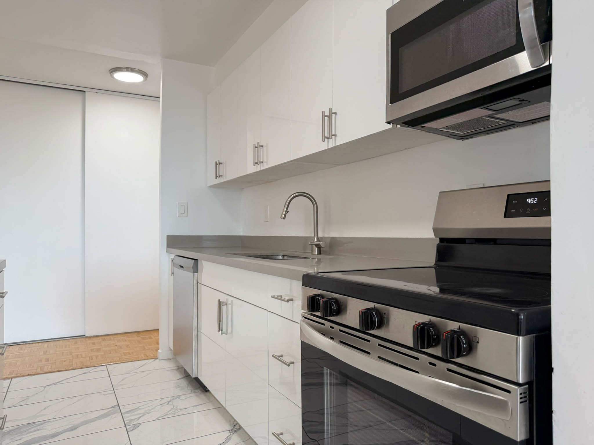 Photo 2 of 10 Yorkwoods Gate - 2 Bedroom - 762 sq ft - $2399 rental property