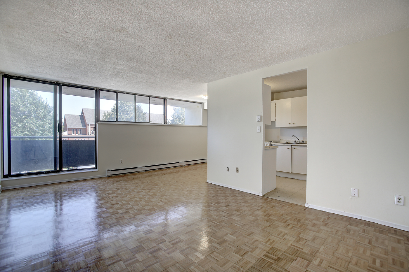 Photo 3 of 666 King Street, East - 3 Bedroom - 1052 sq ft - $2049 rental property