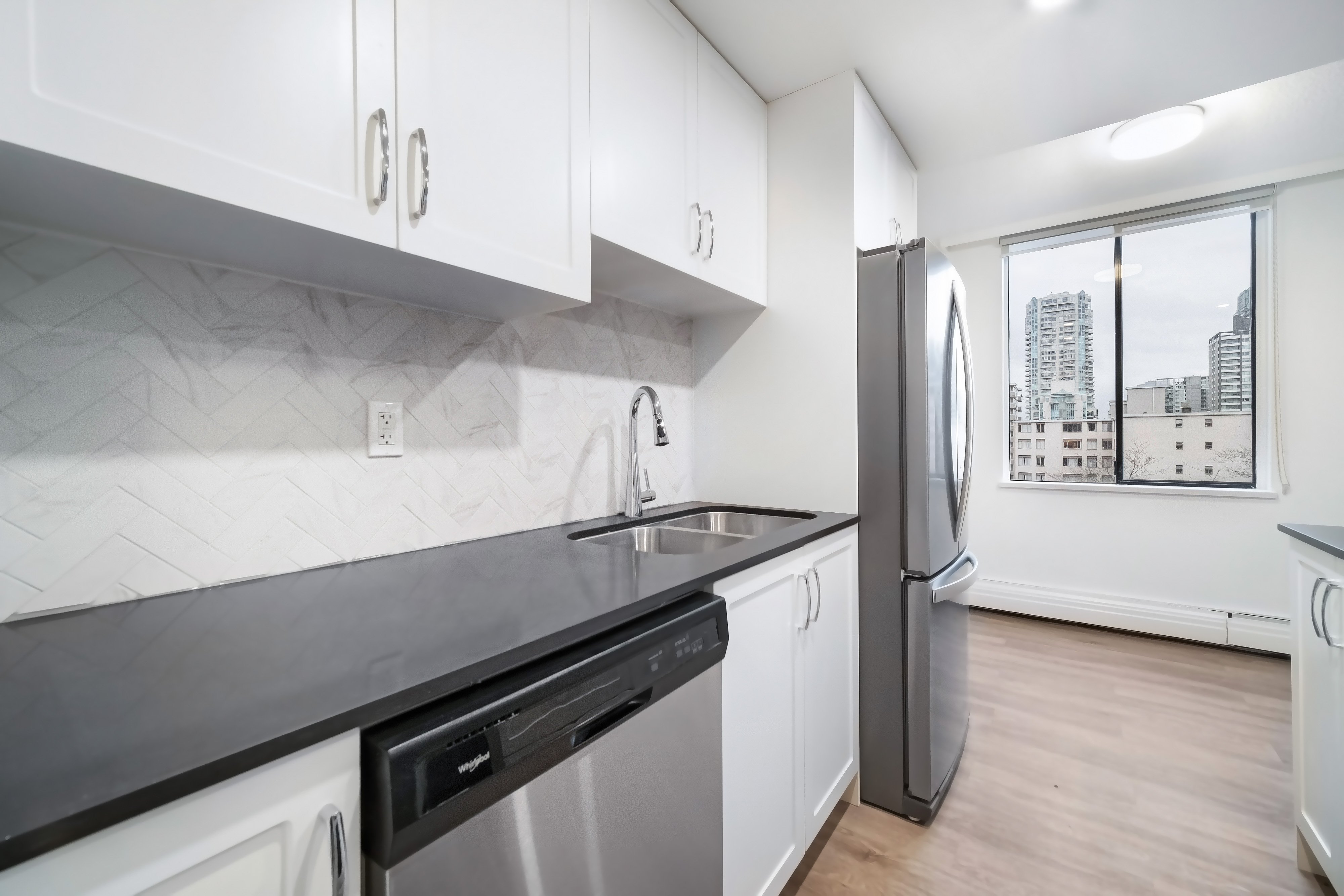 Photo 3 of 945 Jervis Street - 1 Bedroom - 622 sq ft - $2799 rental property