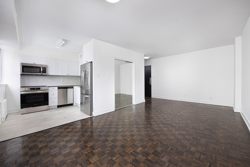 Photo 3 of 100 Gloucester St and 105 Isabella St - Bachelor - 447 sq ft - $1697 rental property