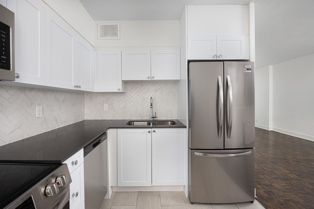 Photo 2 of 100 Gloucester St and 105 Isabella St - Bachelor - 447 sq ft - $1697 rental property