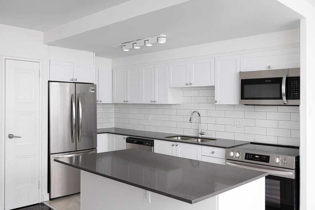 Photo 2 of 100 Gloucester St and 105 Isabella St - 1 Bedroom - 667 sq ft - $2099 rental property