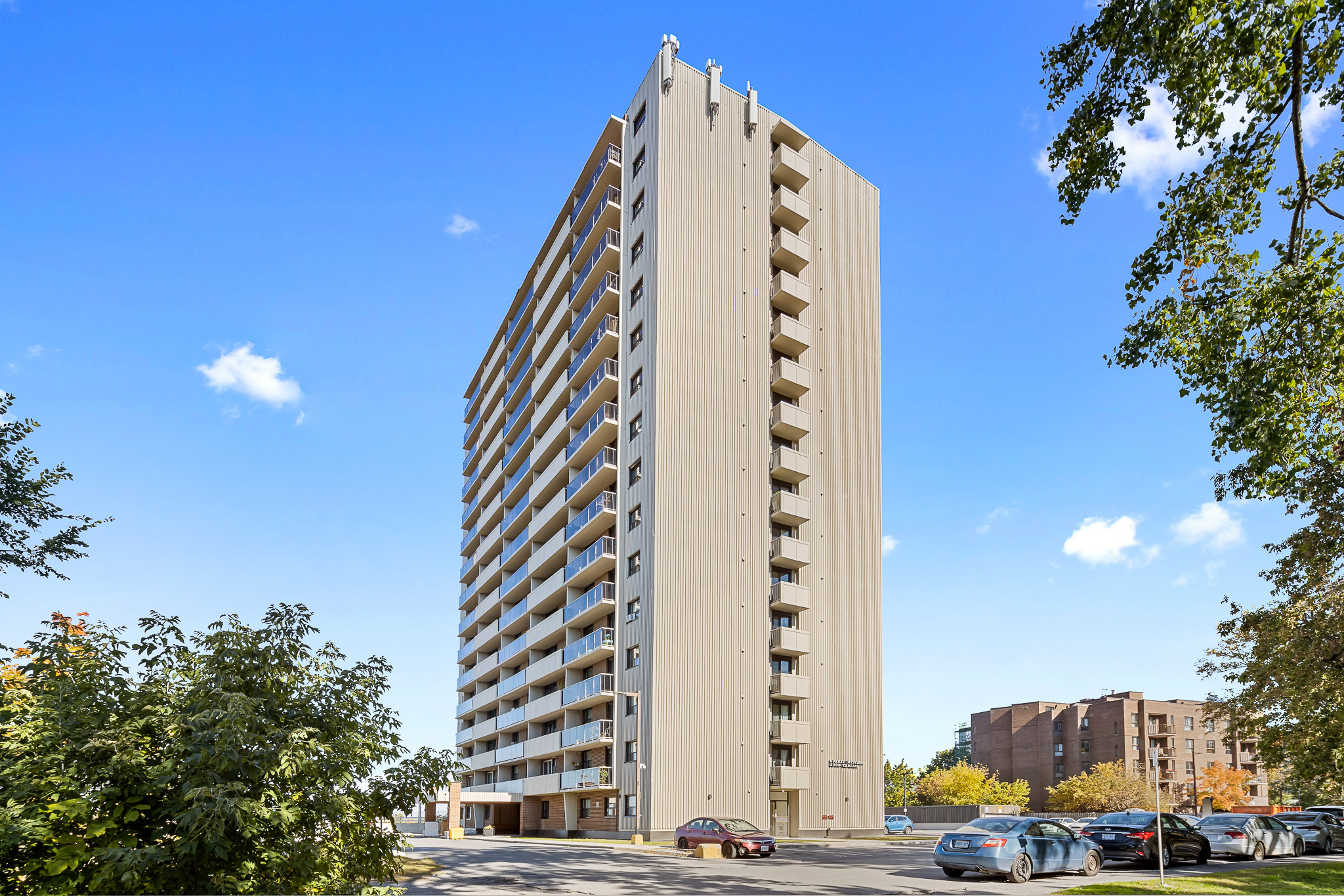 Photo 3 of 2880-2900 Carling Avenue - Bachelor - 415 sq ft - $1524 rental property