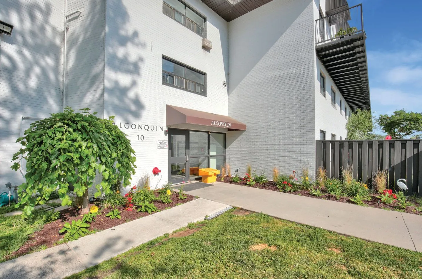 Photo 3 of 10 Runnymede Road - 2 Bedroom - 962 sq ft - $2047 rental property