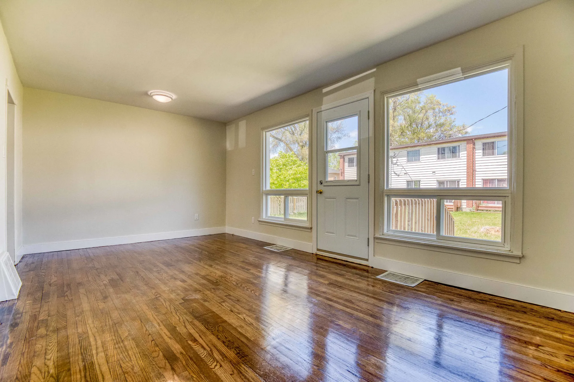 Photo 3 of 321-347 Yonge Street - 3 Bedroom - 1551 sq ft - $2649 rental property